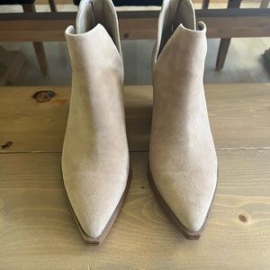 Vince Camuto suede ankle booties, great condition size 9.5